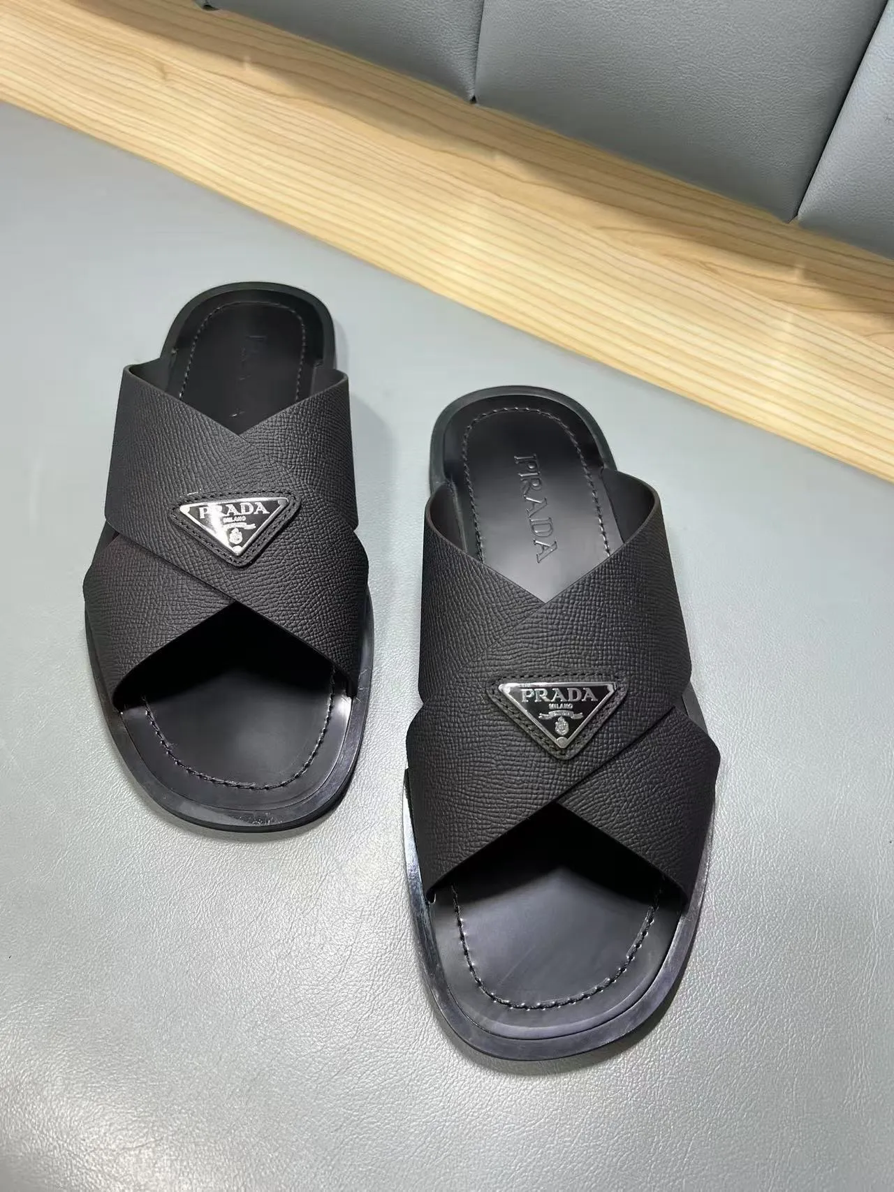 340💰PRADA Prada’s latest slippers are synchronized with the official website. This slipper is made of the brand’s unique and iconic Saffiano leather. The brand logo jumps out from the double straps, and the brand style is clearly visible. Cowhide gives men elegant charm and functional design, making it an ideal choice for vacation and leisure. Size:38-45